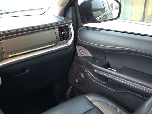 Used 2023 Ford Expedition XLT image 22