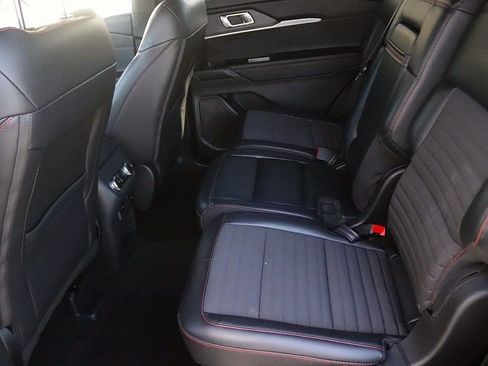 Used 2025 Ford Explorer ST-Line w/ ST-Line Street Pack image 15