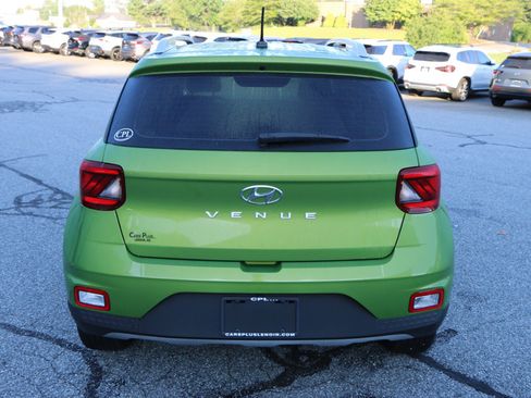 Used 2024 Hyundai Venue SEL FWD image 4