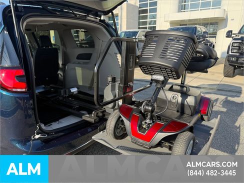 Used 2022 Chrysler Pacifica Touring-L image 26