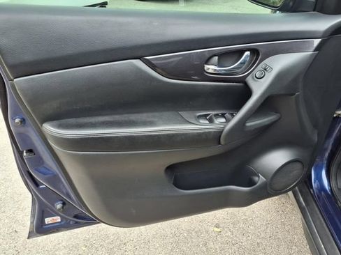 Used 2018 Nissan Rogue S AWD/4WD image 13