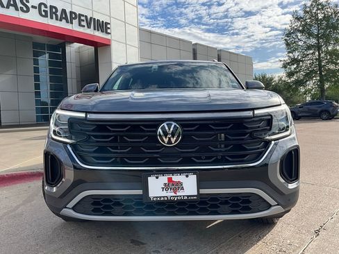 Used 2025 Volkswagen Atlas Cross Sport SE image 3