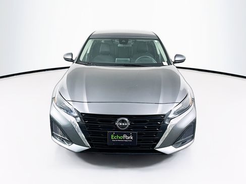 Used 2023 Nissan Altima 2.5 SV FWD image 2