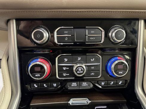 Used 2021 GMC Yukon Denali w/ Denali Premium Package AWD/4WD image 23