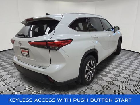 Used 2022 Toyota Highlander XLE AWD/4WD image 4