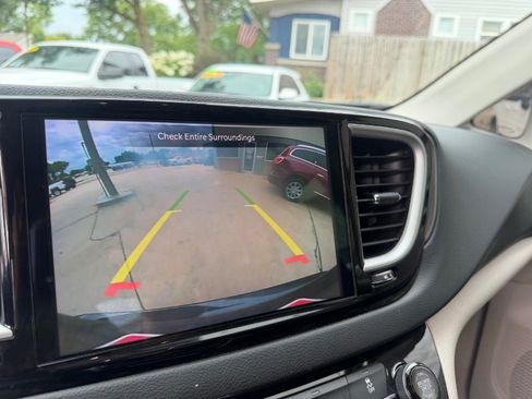 Used 2022 Chrysler Pacifica Touring-L FWD image 7