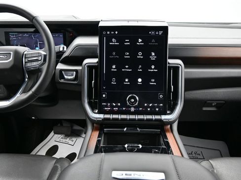 Used 2025 GMC Yukon XL Denali AWD/4WD image 18