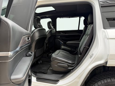 Used 2022 Jeep Grand Cherokee L Overland w/ Luxury Tech Group IV AWD/4WD image 21