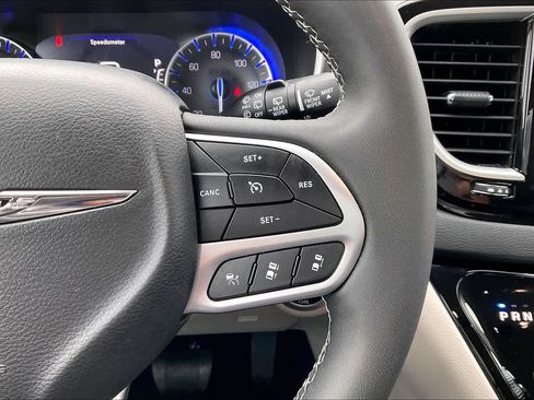 Used 2024 Chrysler Pacifica Touring-L image 23