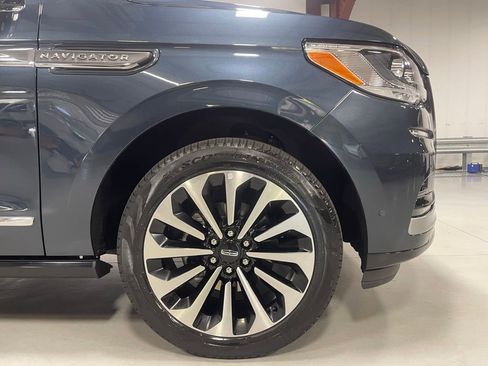 Used 2022 Lincoln Navigator Reserve AWD/4WD image 16