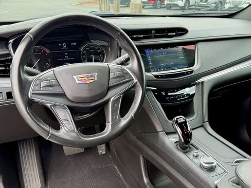 Used 2022 Cadillac XT5 Luxury w/ LPO, ONYX Package FWD image 12