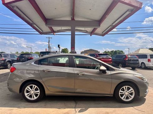 Used 2017 Chevrolet Cruze LT FWD image 5