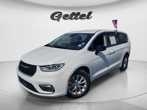 Used 2024 Chrysler Pacifica Touring-L AWD/4WD image 2