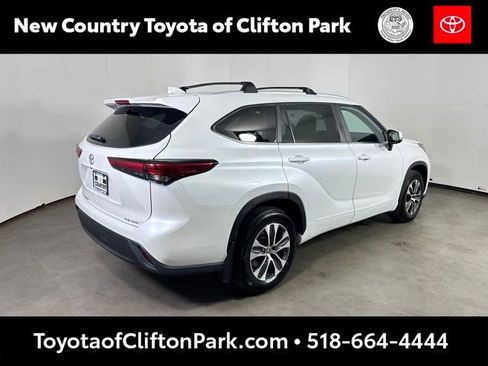 Used 2023 Toyota Highlander XLE AWD/4WD image 3
