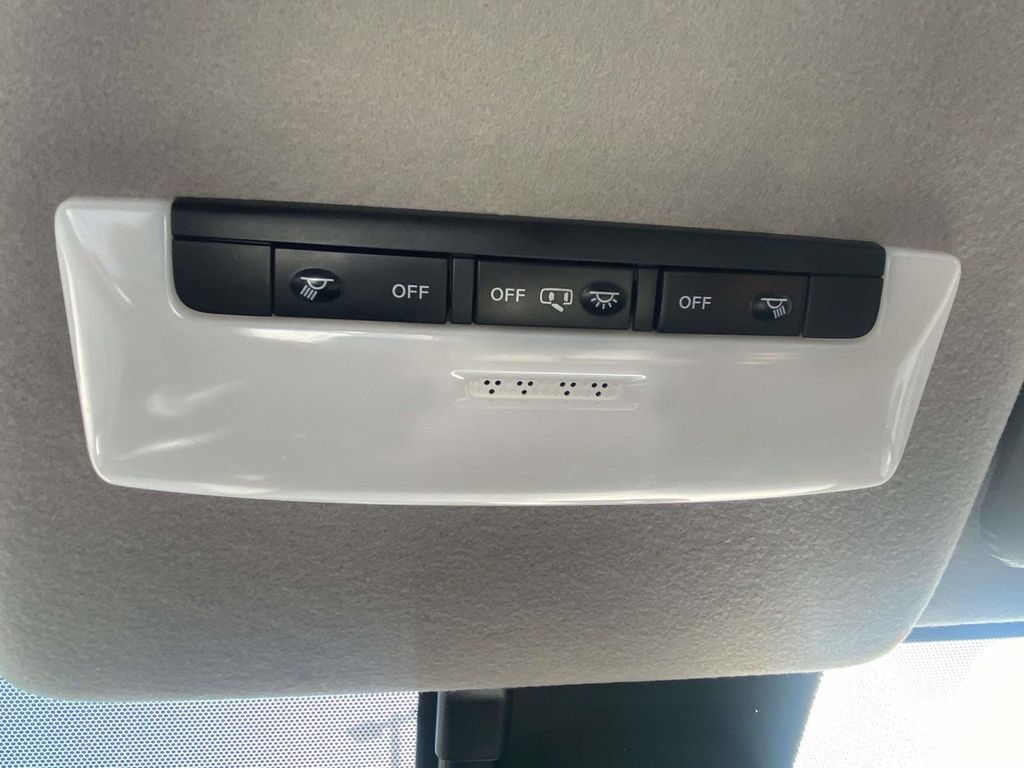 Used 2025 Nissan Versa SV FWD image 31