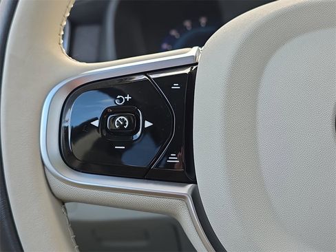 Used 2025 Volvo XC90 B6 Ultra w/ Protection Package Premier image 21