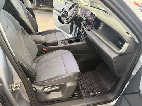 Used 2025 Volkswagen Tiguan SE FWD image 27