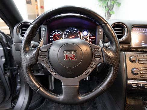 Used 2013 Nissan GT-R Premium image 16