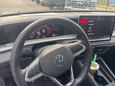 Used 2025 Volkswagen Tiguan SE R-Line image 8