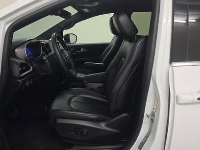Used 2025 Chrysler Pacifica Select