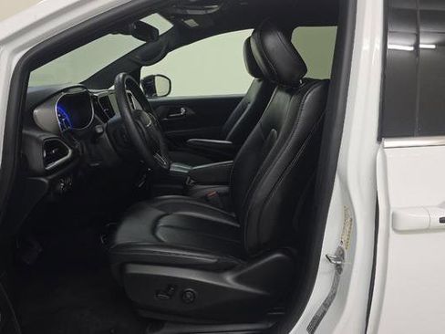Used 2025 Chrysler Pacifica Select image 3