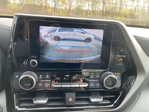 Used 2023 Toyota Highlander XLE image 19