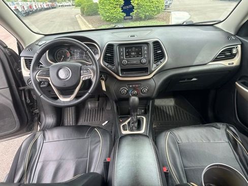 Used 2018 Jeep Cherokee Latitude w/ Altitude Package FWD image 19