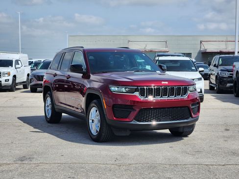 Used 2025 Jeep Grand Cherokee Laredo X w/ Luxury Tech Group I AWD/4WD image 3