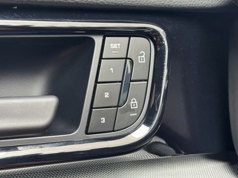 Used 2025 Porsche Panamera image 19