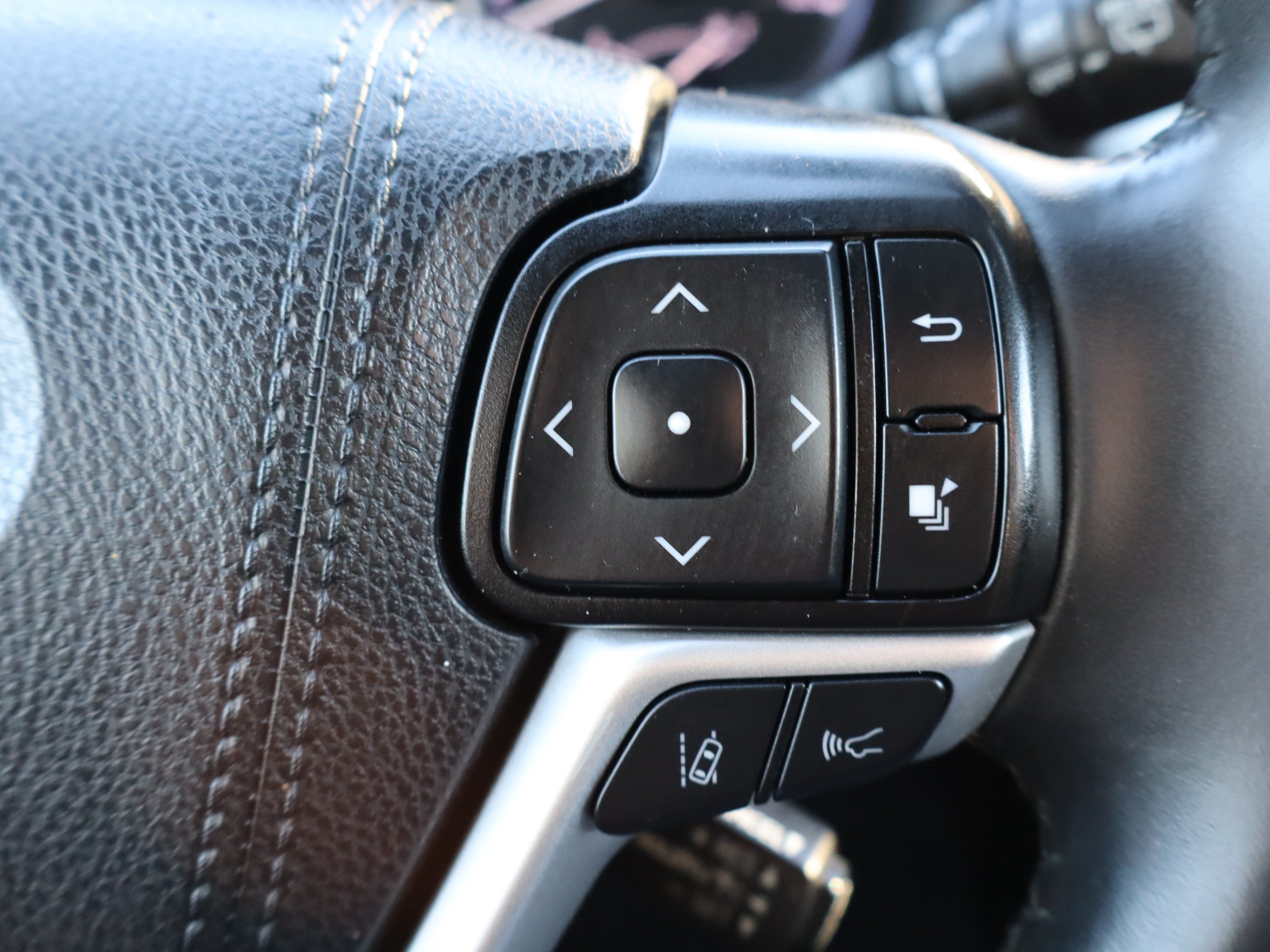 Used 2019 Toyota Highlander XLE AWD/4WD image 23