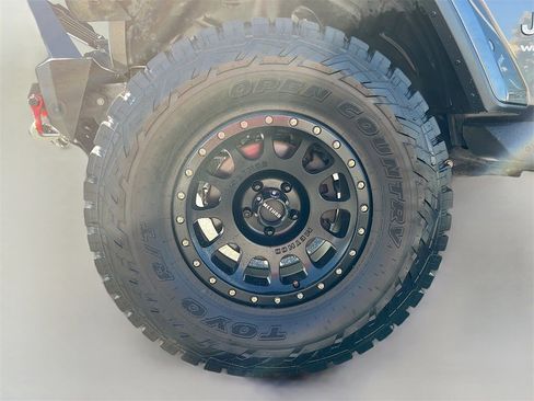 Used 2018 Jeep Wrangler Unlimited Sahara w/ Safety Group image 28