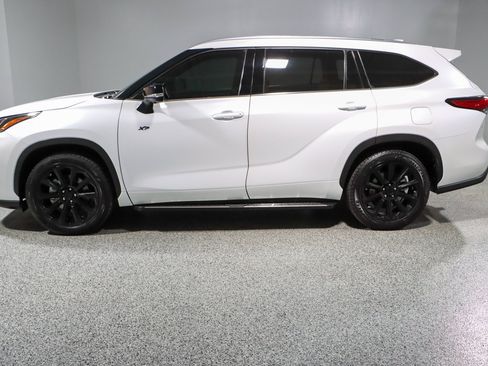 Used 2023 Toyota Highlander Platinum FWD image 10