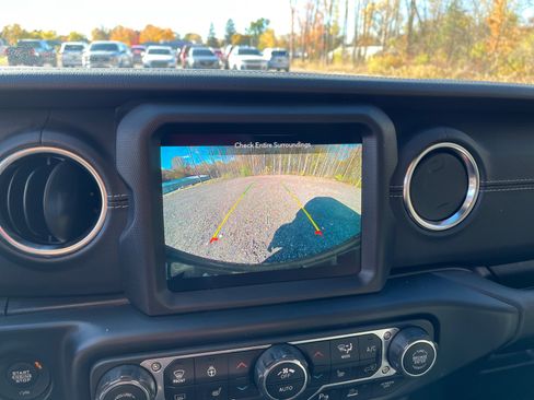 Used 2021 Jeep Wrangler Unlimited Sahara w/ Cold Weather Group image 39