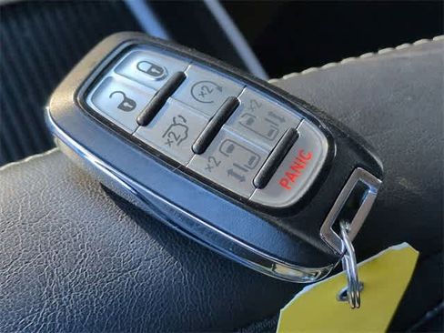 Used 2022 Chrysler Pacifica Touring-L image 37