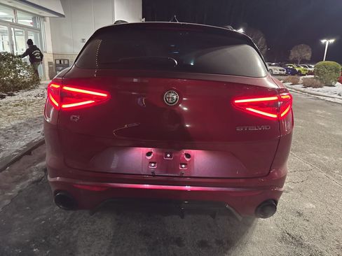 Used 2022 Alfa Romeo Stelvio Veloce image 3