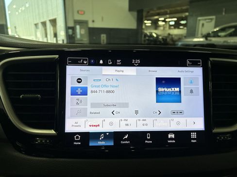 Used 2023 Chrysler Pacifica Touring-L FWD image 13