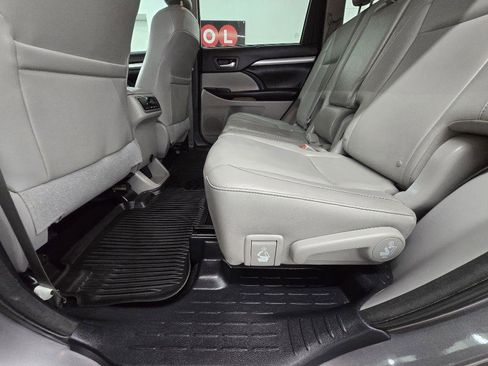 Used 2016 Toyota Highlander XLE FWD image 14