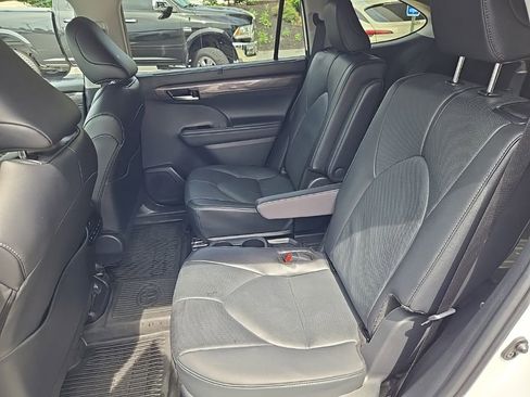 Used 2025 Toyota Highlander Limited AWD/4WD image 48