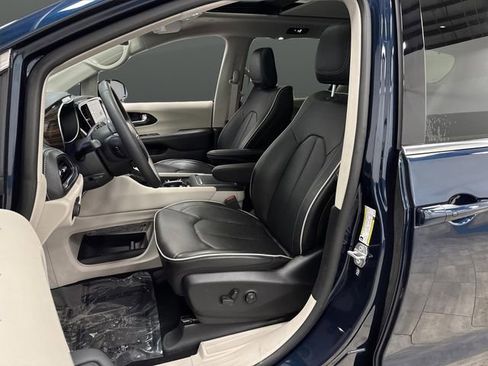 Used 2024 Chrysler Pacifica Limited w/ Trailer Tow Group image 4