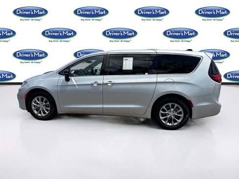 Used 2026 Chrysler Pacifica Limited FWD image 4