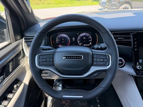 Used 2025 Jeep Wagoneer L 4WD image 15