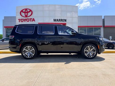 Used 2022 Jeep Grand Wagoneer Series III w/ Rear Seat Video Group 1 AWD/4WD image 3