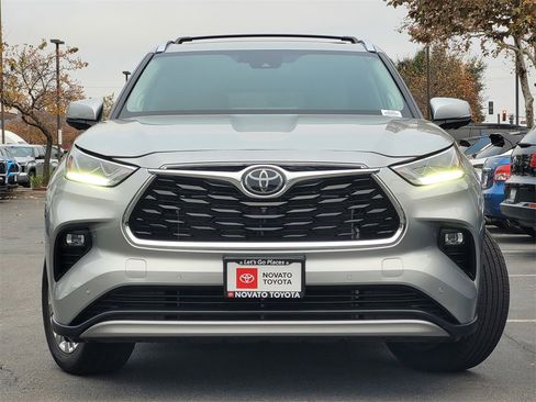 Used 2024 Toyota Highlander Platinum image 2