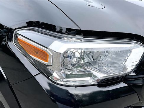 Certified 2022 Toyota Tacoma SR5 AWD/4WD image 25