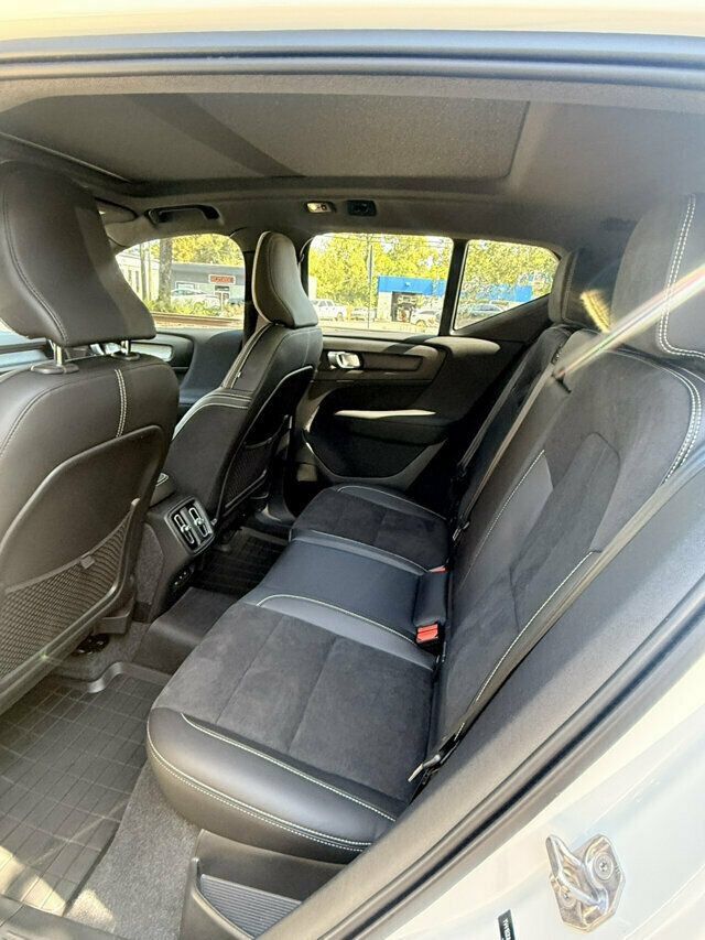 Used 2022 Volvo XC40 T5 R-Design w/ Advanced Package AWD/4WD image 12