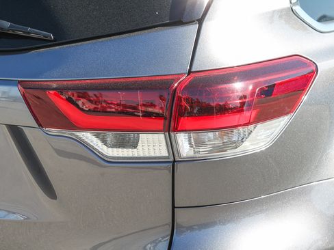 Used 2019 Toyota Highlander SE image 10