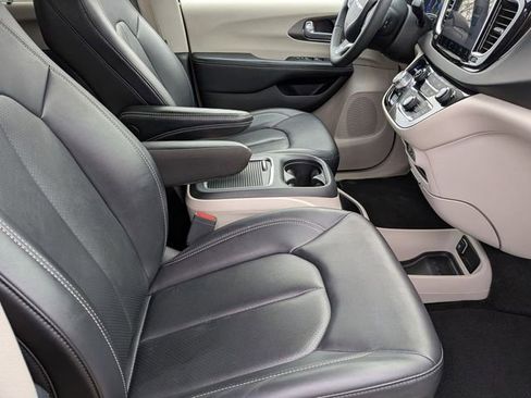 Certified 2024 Chrysler Pacifica Touring-L image 30