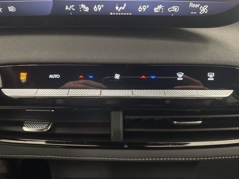 Used 2025 Buick Enclave Preferred image 18