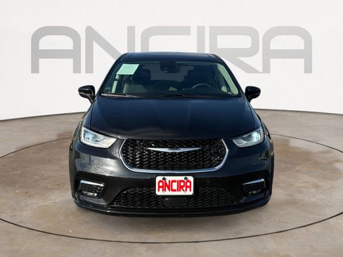 Used 2023 Chrysler Pacifica Touring-L FWD image 2