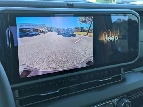 Used 2025 Jeep Gladiator Mojave AWD/4WD image 21